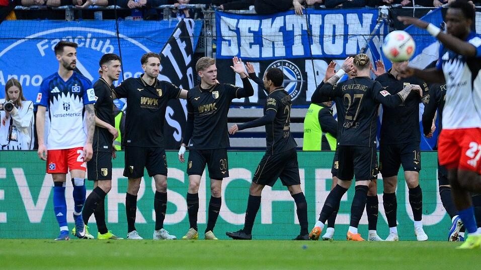 Augsburgs Spieler durften &uuml;ber die F&uuml;hrung jubeln.