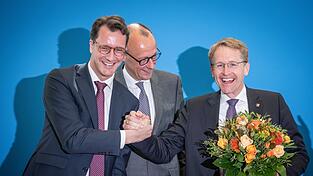 Hendrik W&uuml;st (v.l.), CDU-Chef Friedrich Merz und Daniel G&uuml;nther strahlen bei der Landtagswahl 2022 in Schleswig-Holstein. G&uuml;nther regiert dort als CDU-Ministerpr&auml;sident gemeinsam mit den Gr&uuml;nen recht erfolgreich - ebenso wie W&uuml;st in Nordrhein-Westfalen.