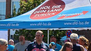 &laquo;Hol dir dein Land zur&uuml;ck&raquo;, steht auf dem Schirm am Stand. Auf den Stra&szlig;en in Sachsen-Anhalt hat die AfD inzwischen eine Menge Land erobert.