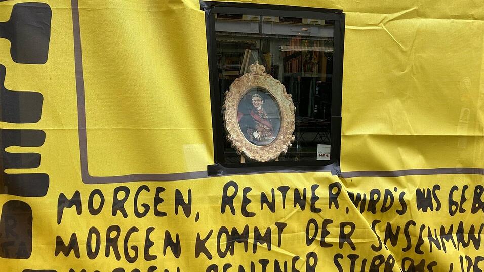 Die Buchhandlung widmet ein Schaufenster dem Minister. Die Buchhandlung widmet ein Schaufenster dem Minister.