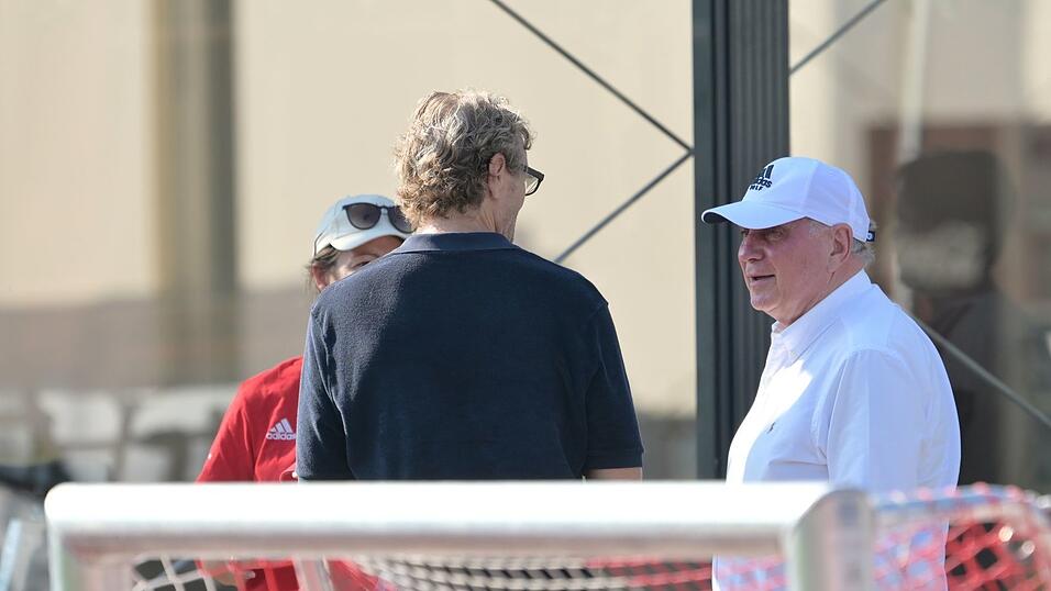 Uli Hoeneß (r) sah sich seine Bayern nahe seines Wohnsitzes an. Uli Hoeneß (r) sah sich seine Bayern nahe seines Wohnsitzes an.