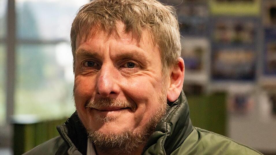 Beim Eisstock-Duell der Direktkandidaten gab er sich noch zuversichtlich: Jürgen Rappert. Als Direktkandidat für die Werteunion wollte er um Stimmen werben. Aber eine Partei blieb hinter den Erwartungen zurück und schaffte das Quorum von 2000 Stimmen bayernweit nicht. Beim Eisstock-Duell der Direktkandidaten gab er sich noch zuversichtlich: Jürgen Rappert. Als Direktkandidat für die Werteunion wollte er um Stimmen werben. Aber eine Partei blieb hinter den Erwartungen zurück und schaffte das Quorum von 2000 Stimmen bayernweit nicht.