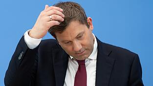 Bundesfinanzminister Lars Klingbeil (SPD) plant in seinem Haushaltsentwurf mit einer Rekordverschuldung.