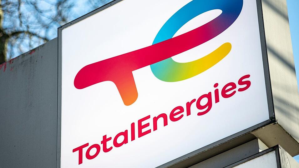 Bei Totalenergies schnellte der Nettogewinn im dritten Quartal allein im Vergleich zum zweiten Jahresviertel um gut die H&auml;lfte nach oben.
