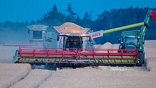 Um den Auswirkungen des Taus zu entgehen, waren M&auml;hdrescher bei der Getreideernte in diesem Jahr h&auml;ufig nachts auf den Feldern.