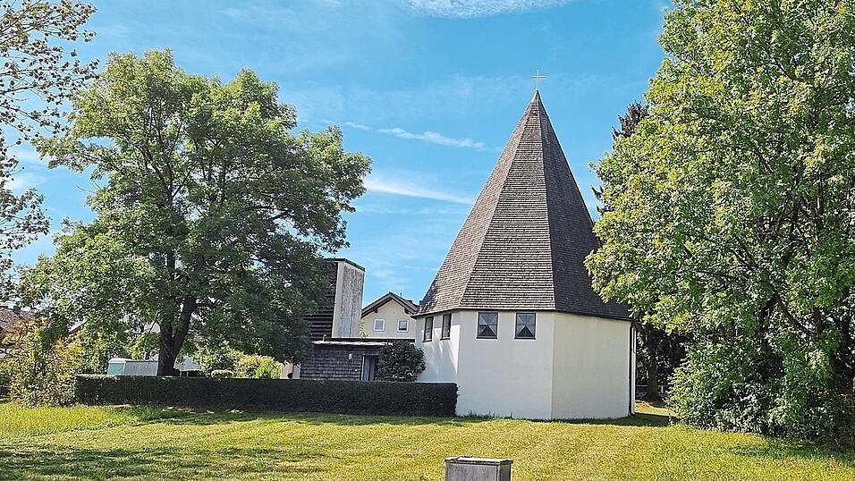 Die Hunderdorfer Friedenskirche steht zum Verkauf. Vom Erl&ouml;s soll die Sanierung der Erl&ouml;serkirche finanziert werden.
