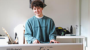 Mit fünf Jahren lernte Adrian Erhart die ersten Stücke auf dem Piano, 15 Jahre später habe er das Instrument 'mit dem Singen wiederentdeckt'. 2021 veröffentlichte er seinen ersten Song 'raus' auf Spotify.