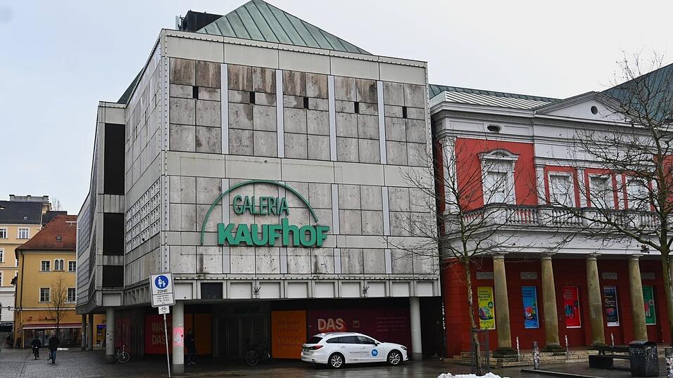 Das ehemalige Kaufhaus Galeria Kaufhof am Neupfarrplatz in Regensburg. Das ehemalige Kaufhaus Galeria Kaufhof am Neupfarrplatz in Regensburg.