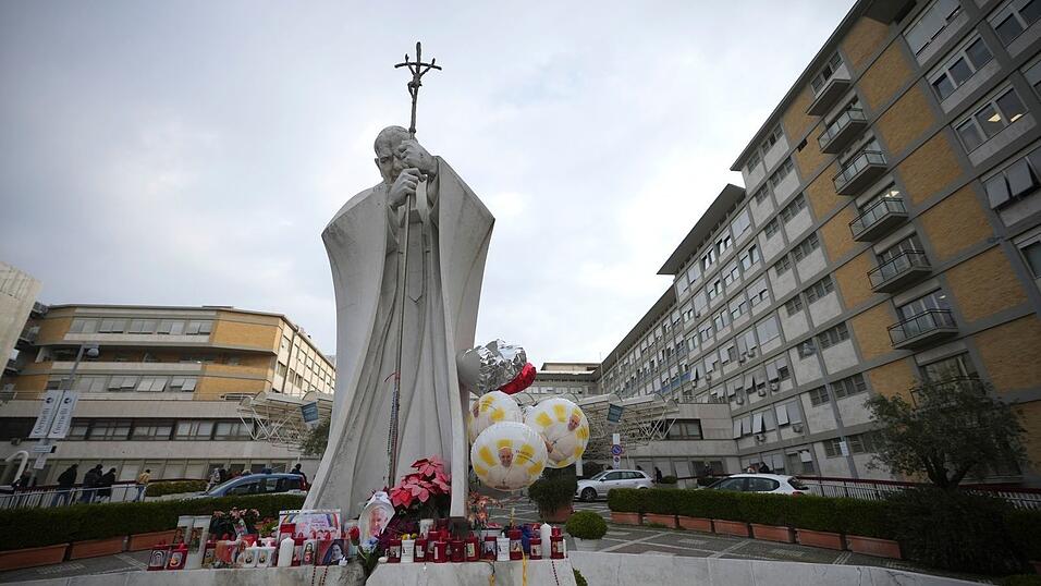 Vor der Gemelli-Klinik in Rom versammeln sich immer wieder Gläubige zum Gebet für den kranken Papst.