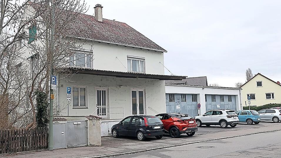 Zun&auml;chst waren an der Christoph-Dorner-Stra&szlig;e 19&nbsp;zwei vier und f&uuml;nf Stockwerke hohe Geb&auml;ude geplant; nach Anwohnerprotesten wurden die Planung auf drei Stockwerke reduziert.