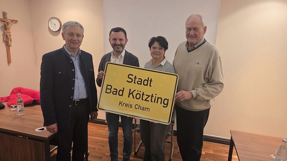 Kurdirektor Sepp Barth, B&uuml;rgermeister Markus Hofmann, Gesundheitslotsin Bettina Pritzl und Kurarzt Dr. Martin Schlo&szlig;bauer freuen sich &uuml;ber das Jubil&auml;um &bdquo;20 Jahre Heilbad K&ouml;tzting&ldquo;.