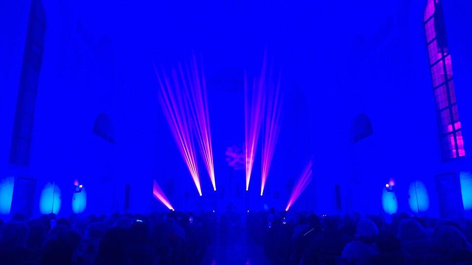 Die Lichtershow machte die Pfarrkirche zu einer beeindruckenden B&uuml;hne aus Farben, Kl&auml;ngen und bewegten Bildern.