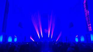 Die Lichtershow machte die Pfarrkirche zu einer beeindruckenden B&uuml;hne aus Farben, Kl&auml;ngen und bewegten Bildern.
