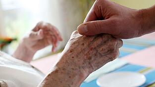 Wenn die helfende Hand zu der eines Täters wird: Auf Hilfe angewiesene Menschen können leichter Opfer von Straftaten werden. (Symbolbild) Wenn die helfende Hand zu der eines Täters wird: Auf Hilfe angewiesene Menschen können leichter Opfer von Straftaten werden. (Symbolbild)