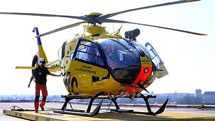 Der HEMS-TC des Rettungshubschraubers kontrolliert die Maschine vor dem Start von außen. Der HEMS-TC des Rettungshubschraubers kontrolliert die Maschine vor dem Start von außen.