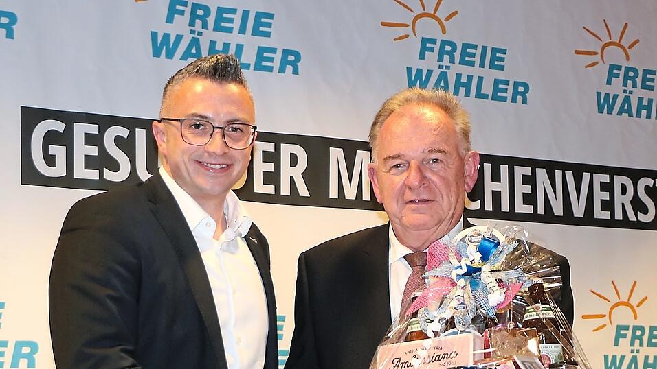 Der Vorsitzende der FW-Kreisvereinigung, Dennis Diemeier, gratulierte Christian Nerb (rechts) als Erster zur einstimmigen Nominierung. Der Vorsitzende der FW-Kreisvereinigung, Dennis Diemeier, gratulierte Christian Nerb (rechts) als Erster zur einstimmigen Nominierung.