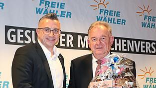 Der Vorsitzende der FW-Kreisvereinigung, Dennis Diemeier, gratulierte Christian Nerb (rechts) als Erster zur einstimmigen Nominierung.
