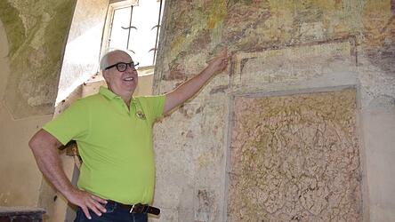 Fr&uuml;her f&uuml;hrte Herman Riemann regelm&auml;&szlig;ig G&auml;ste durch die Felsenkirche des Kl&ouml;sterls. Seit einigen Jahren steht der Ort allerdings still. Die vielf&auml;ltige Geschichte der Kirche begeistert ihn weiterhin.