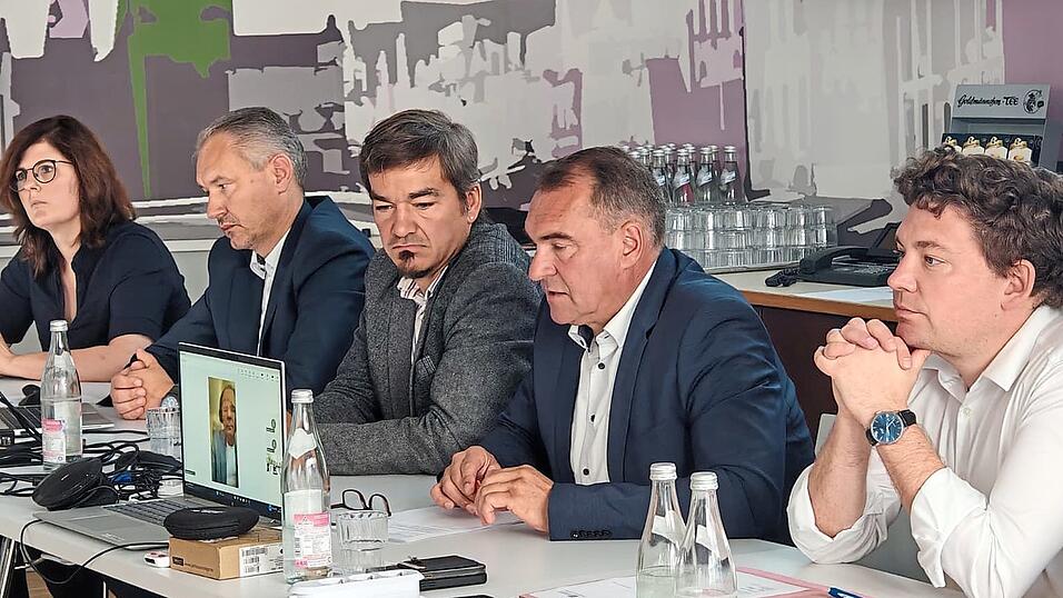Setzten Personal und Bürgerinitiative über die alternativlose Entscheidung in Kenntnis: Judith Angerer (v.l.), André Naumann, Jakob Fuchs, Alfred Holzner, Thomas Haslinger. Setzten Personal und Bürgerinitiative über die alternativlose Entscheidung in Kenntnis: Judith Angerer (v.l.), André Naumann, Jakob Fuchs, Alfred Holzner, Thomas Haslinger.