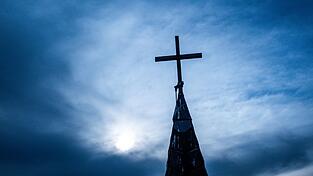Die katholische Kirche ist zwei Jahrtausende alt. Ihr Eheverbot für Pfarrer gilt auch noch im 21. Jahrhundert. Ein Priester im Taunus zieht daher die Reißleine. (Symbolbild) Die katholische Kirche ist zwei Jahrtausende alt. Ihr Eheverbot für Pfarrer gilt auch noch im 21. Jahrhundert. Ein Priester im Taunus zieht daher die Reißleine. (Symbolbild)