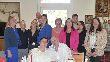 Das Brautpaar Yvonne und Gerd Gimsa mit (v. l.) Lena Schwindl, Marina Buchner, Patricia Hahn, Raymond Langmantl und Vanessa Langmantl von 'The Voices Schierling' sowie die flei&szlig;igen Helferinnen Heidi Landhuis, Michaela Kirchner, Benedikt Werner, Nancy Fischer und Daniela Baumstark.