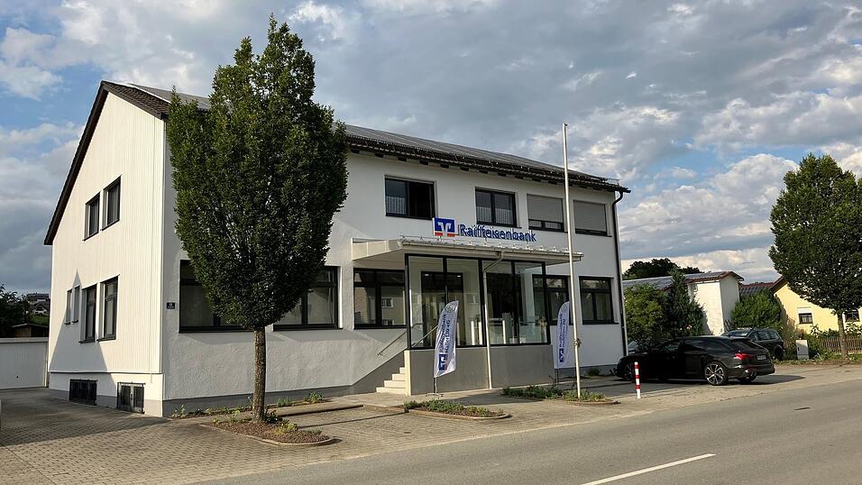 Der Umbau und damit die Modernisierung der Filiale der Raiffeisenbank in Aiglsbach ist abgeschlossen. Der Umbau und damit die Modernisierung der Filiale der Raiffeisenbank in Aiglsbach ist abgeschlossen.