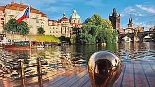 Mit dem Schiff ging es auf der Moldau zur Karlsbrücke in Prag. Mit dem Schiff ging es auf der Moldau zur Karlsbrücke in Prag.