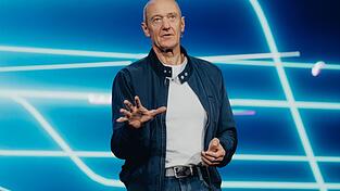 Siemens-CEO Roland Busch k&uuml;ndigt auf der Technikmesse CES 2026 mehrere Initiativen zum KI-Einsatz in der Industrie an.