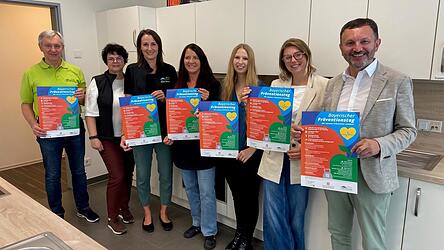R&uuml;hren die Werbetrommel f&uuml;r den Pr&auml;ventionstag am Montag, 12. Oktober, im Sinocur (v.r.): Markus Hofmann, Eva Liedtke, Christina Staudinger, Christina Treimer, Christine Wensauer, Bettina Pritzl und Sepp Barth.