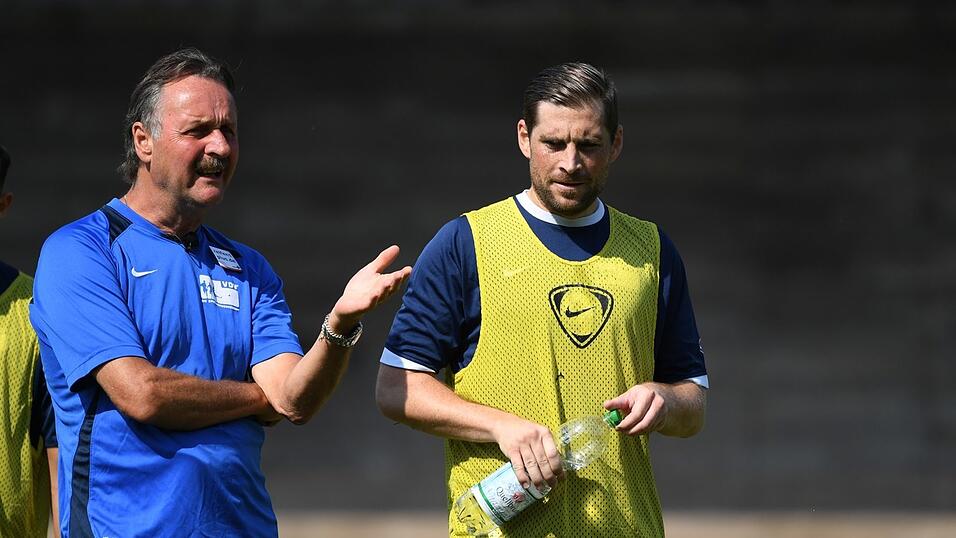 Peter Neururer (links) trainiert arbeitslose Fu&szlig;ballprofis.