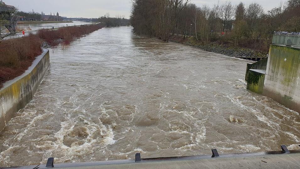 Die Donau in Regensburg am Freitagmittag. Aktuell gilt in der Stadt die Hochwasserwarnstufe 2. Die Donau in Regensburg am Freitagmittag. Aktuell gilt in der Stadt die Hochwasserwarnstufe 2.