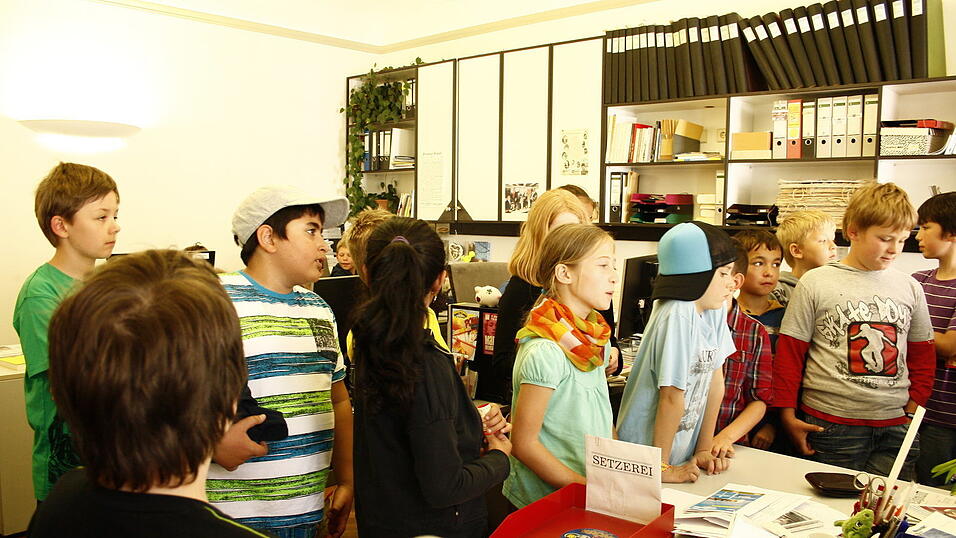 Als Abschluss besuchten die Schüler die Stadtredaktion in Straubing. Redakteur Ulli Scharrer beantwortete alle Fragen der Kinder. Einige durften kurz in den Beruf des Redakteurs hineinschnuppern und auf freien Schreibtischen Platz nehmen. Erschrocken waren einige, als tatsächlich das Telefon läutete. Die Kollegen der Stadtredaktion halfen den Jungjournalisten natürlich aus und beantworteten das Telefongespräch. (Foto: Pfeffer) Als Abschluss besuchten die Schüler die Stadtredaktion in Straubing. Redakteur Ulli Scharrer beantwortete alle Fragen der Kinder. Einige durften kurz in den Beruf des Redakteurs hineinschnuppern und auf freien Schreibtischen Platz nehmen. Erschrocken waren einige, als tatsächlich das Telefon läutete. Die Kollegen der Stadtredaktion halfen den Jungjournalisten natürlich aus und beantworteten das Telefongespräch. (Foto: Pfeffer)