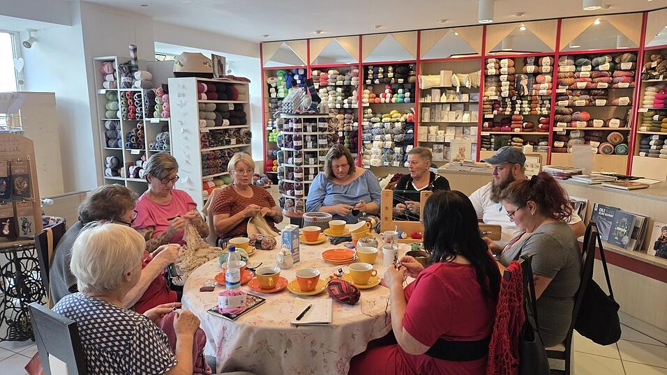 Um die zehn Personen kommen dreimal pro Woche zusammen - zum Ratschen und Handarbeiten.