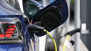 Die Bundesregierung will Elektromobilität einfach, zuverlässig und bezahlbar machen. Die Bundesregierung will Elektromobilität einfach, zuverlässig und bezahlbar machen.