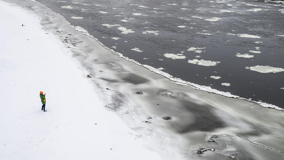 Eisschollen schwimmen auf der Elbe.