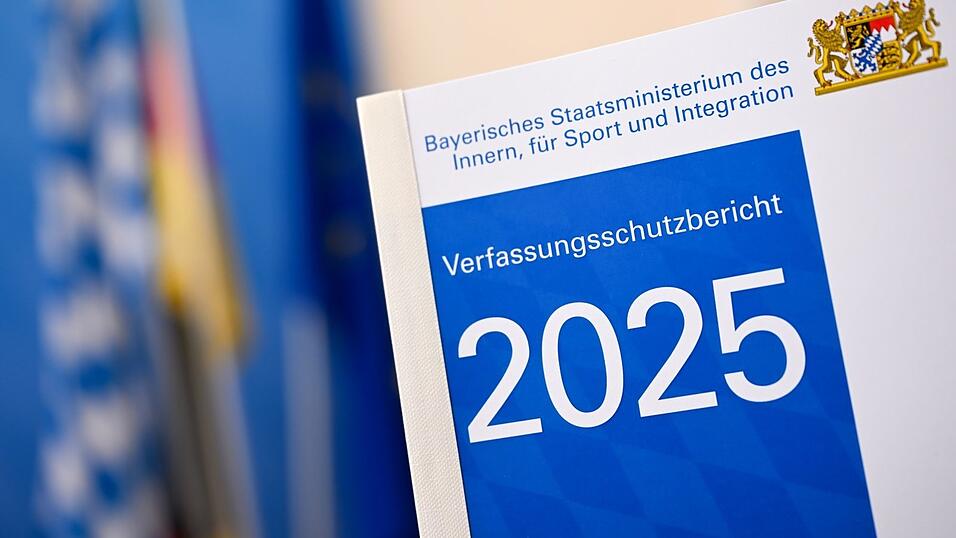 Der Verfassungsschutzbericht 2025 ist vor Beginn einer Pressekonferenz im bayerischen Innenministerium zu sehen.