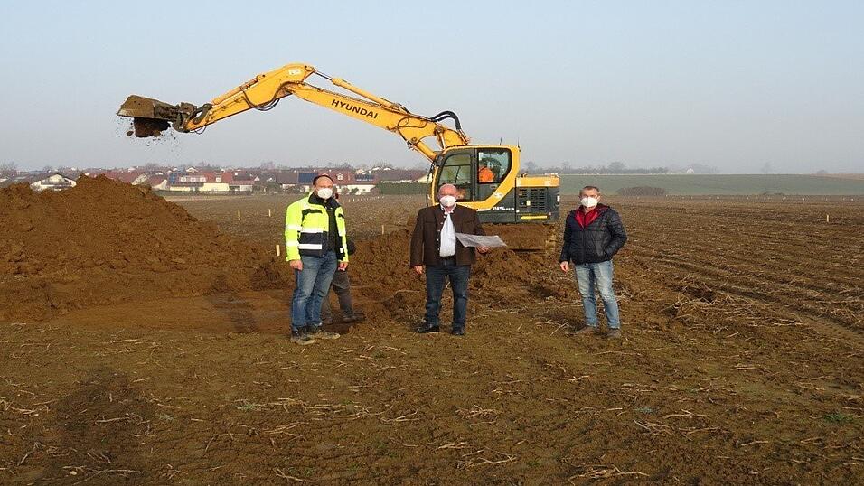 Beim Startschuss (v. l.): Bauamtsleiter Florian Foidl, B&uuml;rgermeister Josef Moll, Kreisarch&auml;ologe Dr. Husty.