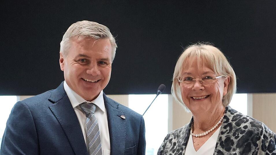 Peter Dreier überreicht Gisela Dieckmann das Ehrenzeichen für Verdienste im Ehrenamt. Adelinde Broden wollte nicht mit einem Foto in der Zeitung erscheinen.