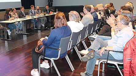 Eine Vielzahl an Interessierten war zur Veranstaltung am Montagabend gekommen.