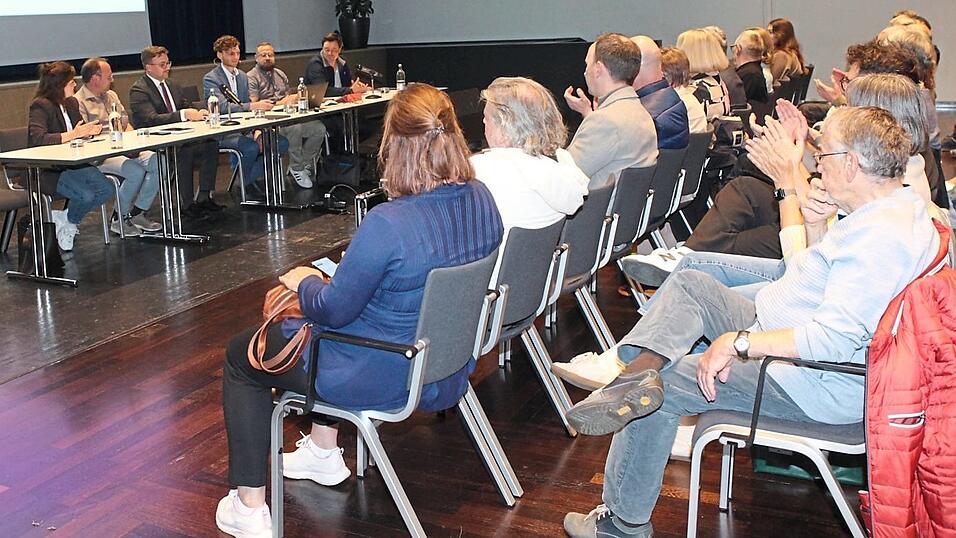 Eine Vielzahl an Interessierten war zur Veranstaltung am Montagabend gekommen. Eine Vielzahl an Interessierten war zur Veranstaltung am Montagabend gekommen.