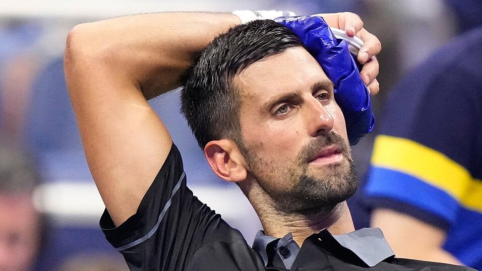 Sichtlich gezeichnet: Novak Djokovic kühlt sich beim Seitenwechsel. Sichtlich gezeichnet: Novak Djokovic kühlt sich beim Seitenwechsel.