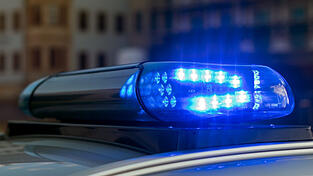 Der 35-j&auml;hrige Autofahrer wurde bei dem Unfall nur leicht verletzt. (Symbolbild)