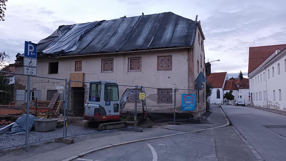 Die Sanierungsarbeiten am G&auml;rtnerhaus haben bereits begonnen. Das Geb&auml;ude soll ein Vorzeigeprojekt f&uuml;r den Einsatz &ouml;kologischer Materialien werden.