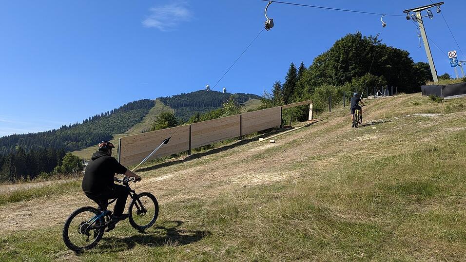 Demonstrierte Bergfahrt: Hier lassen sich zwei Biker hinaufziehen. Der Bikepark soll bereits Ende Mai 2025 eröffnet werden.