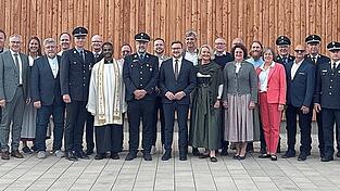Die Verantwortlichen, die Geistlichkeit, Ehreng&auml;ste und Kameraden umliegender Wehren waren anwesend.