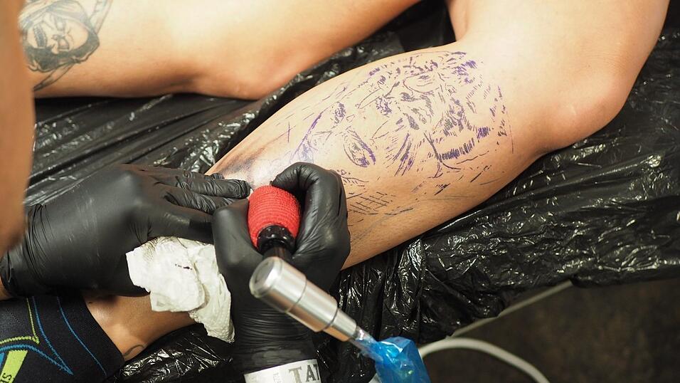 Rund 40 Aussteller und etwa 90 Tattoo-Künstler sind auf der Tattoo Convention in Straubing vertreten. Rund 40 Aussteller und etwa 90 Tattoo-Künstler sind auf der Tattoo Convention in Straubing vertreten.