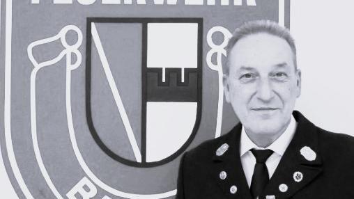 Stefan Schiekofer war stets zur Stelle, vor allem bei der Freiwilligen Feuerwehr Barbing. Seine Wegbegleiter bescheinigen ihm Geradlinigkeit, Kameradschaft, Humor, Geselligkeit und enorme Hilfsbereitschaft. Stefan Schiekofer war stets zur Stelle, vor allem bei der Freiwilligen Feuerwehr Barbing. Seine Wegbegleiter bescheinigen ihm Geradlinigkeit, Kameradschaft, Humor, Geselligkeit und enorme Hilfsbereitschaft.