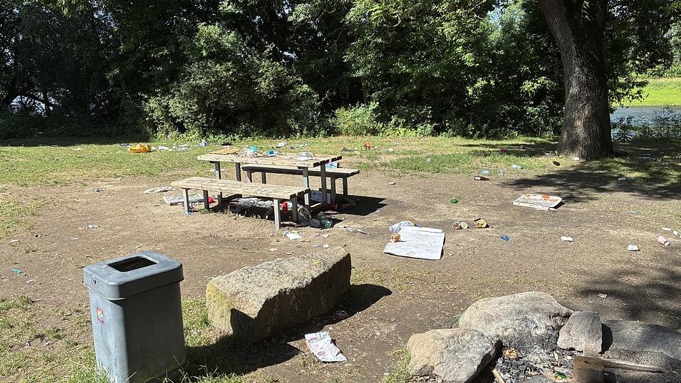 Egal ob leere Bierflaschen, Pizzakartons oder Pfandflaschen. Statt den Müll mit nach Hause zu nehmen, wurde er an der Donau zurückgelassen. Bevor das Foto entstand, sagt Klaus Stegmann, hatte ein Mitarbeiter schon etwas aufgeräumt. Egal ob leere Bierflaschen, Pizzakartons oder Pfandflaschen. Statt den Müll mit nach Hause zu nehmen, wurde er an der Donau zurückgelassen. Bevor das Foto entstand, sagt Klaus Stegmann, hatte ein Mitarbeiter schon etwas aufgeräumt.