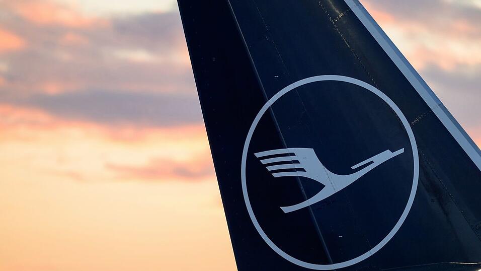Das Flugzeug vom Typ Boeing 747-400 wird nach Lufthansa-Angaben derzeit untersucht. (Symbolbild) Das Flugzeug vom Typ Boeing 747-400 wird nach Lufthansa-Angaben derzeit untersucht. (Symbolbild)