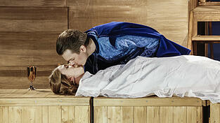 Szene mit Larissa Sophia Farr (Viola) und Paul Behrens (Will Shakespeare).